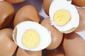 放在生鸡蛋上切开两瓣的熟鸡蛋