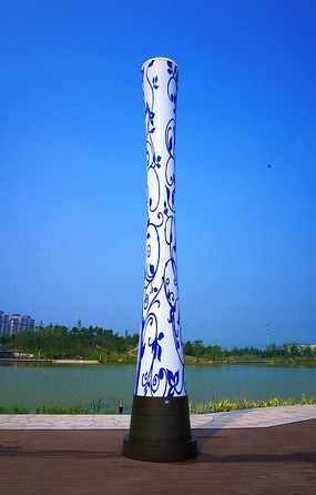 广场耸立的青花瓷柱