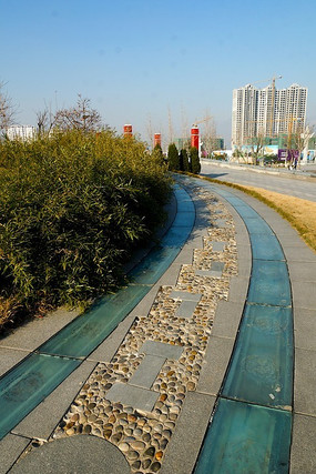 园林中的石板玻璃道路
