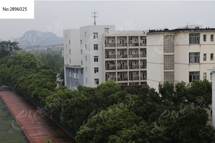 桂林醫學院跑道旁的女生宿舍