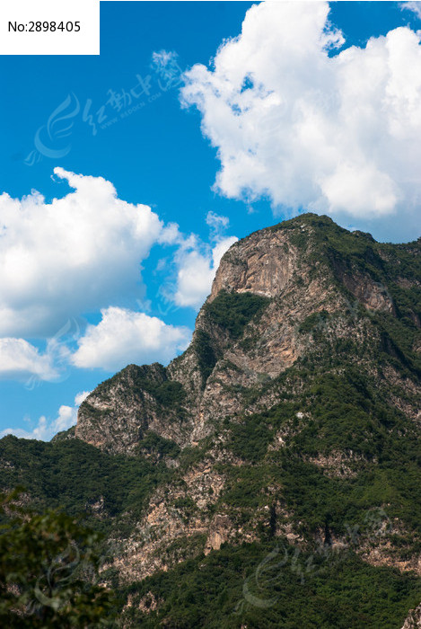 蓝天白云下的巍巍青山