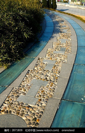 园林中的石板玻璃道路