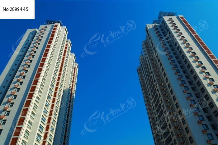 仰拍两栋高层住宅楼