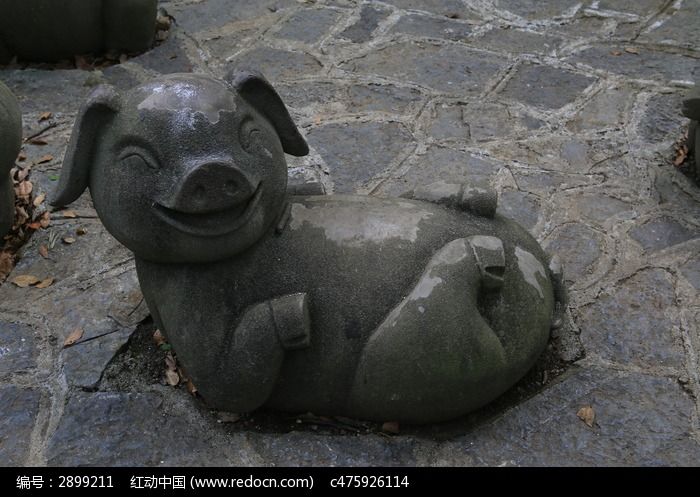 阳朔公园躺着笑的猪石雕