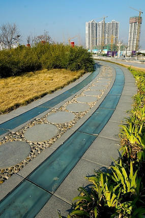 公园内的石板玻璃道路