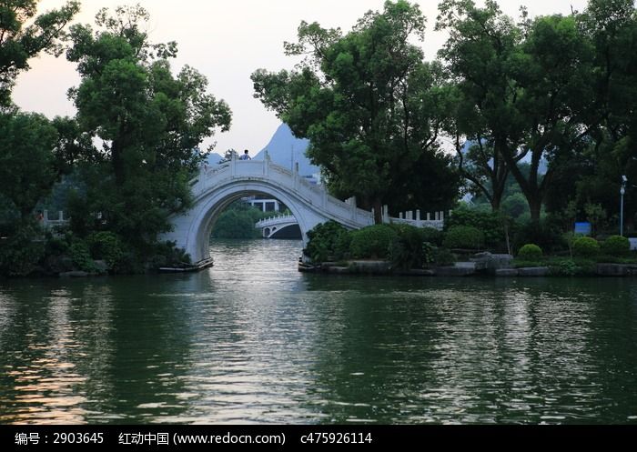 榕湖园林汉白玉拱桥