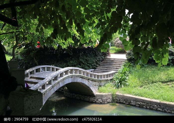 象鼻山公园树荫下的石拱桥侧面