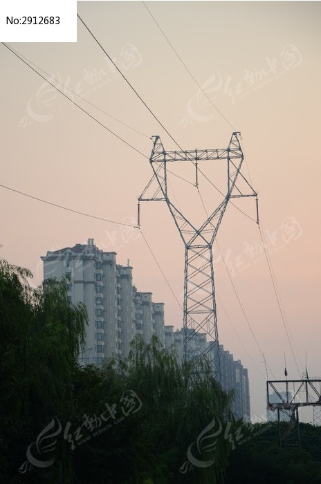 公园里的高压线铁塔