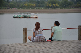 ���ںӱߵ�Ů��