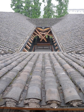 王澍水岸山居中式坡屋顶