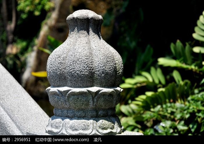 大理石楼梯上的莲花立柱