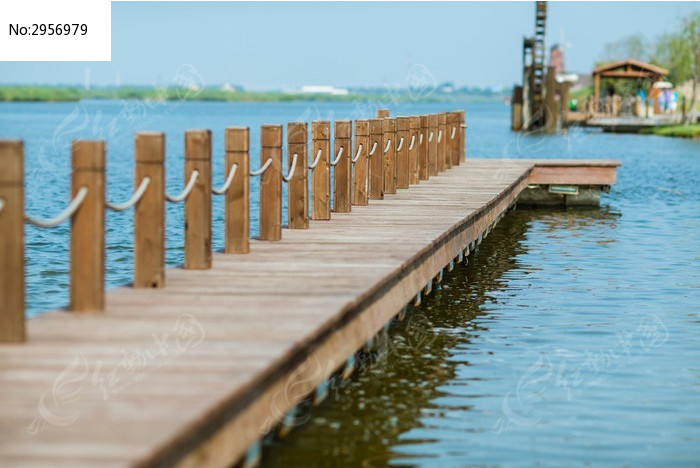 天津七里海湿地公园的游船泊位上的木桩和绳索栏杆