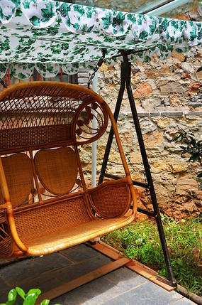 沙滩上的秋千摇椅