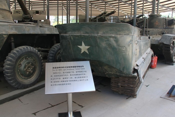 两栖装甲运兵车图片