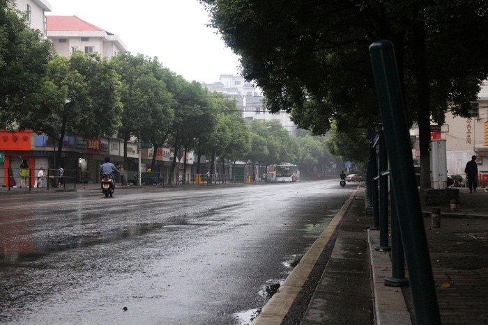 下雨的長沙街道高清圖片下載_紅動中國