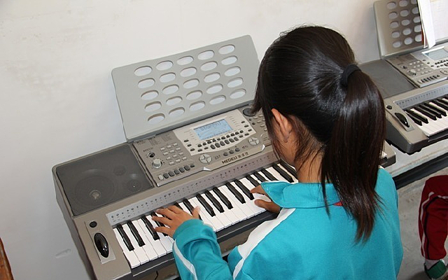 ���ٵ�СŮ��