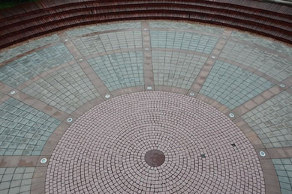 �������Բ�ι㳡