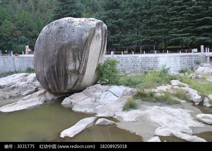 河岸邊的大石頭