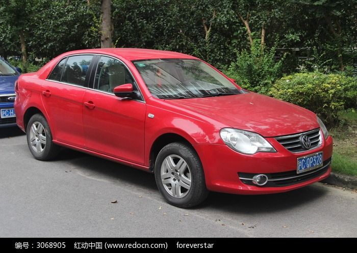 红色大众轿车
