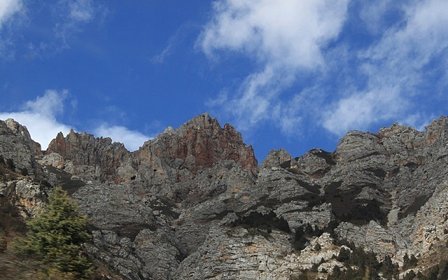 �Ұ�ɫ����ʯ