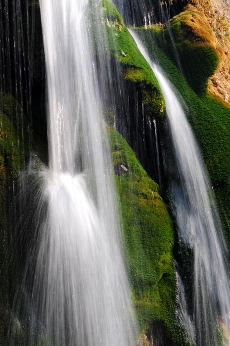 山崖上的白练瀑布