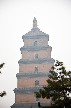 藍天白雲下的西安大雁塔