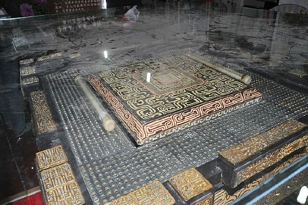 �������