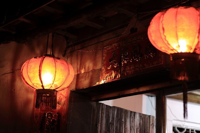 夜晚木门前的红灯笼