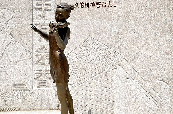 ���ٵ�СŮ��