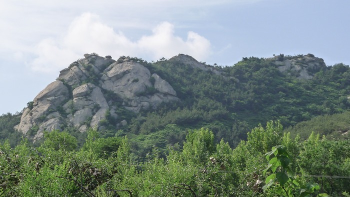 平缓的山峰图片