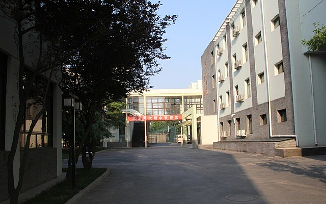 �������У԰