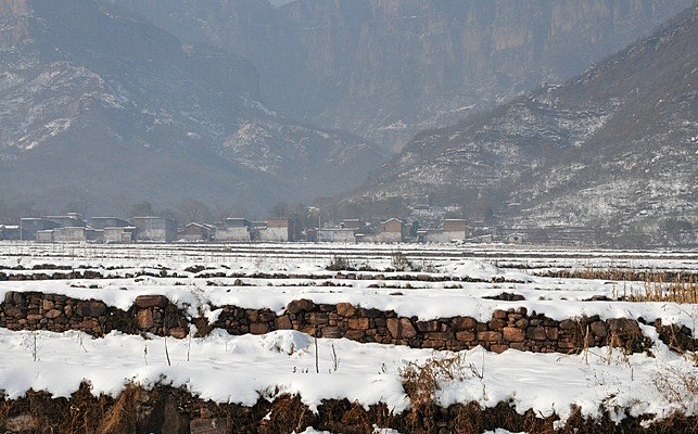 ѩɽ���µĴ�ׯ