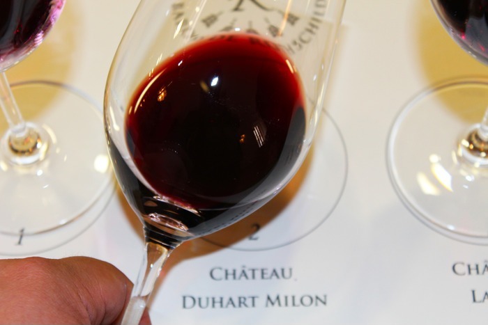 一只盛了半杯葡萄酒的斜躺酒杯