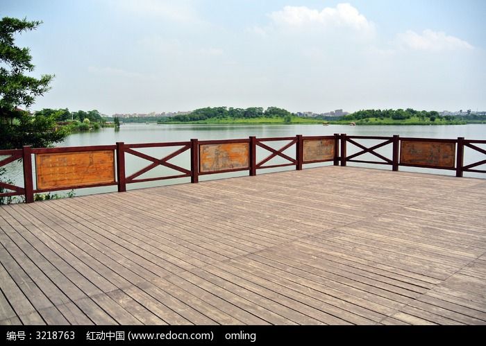 湖边的观光平台