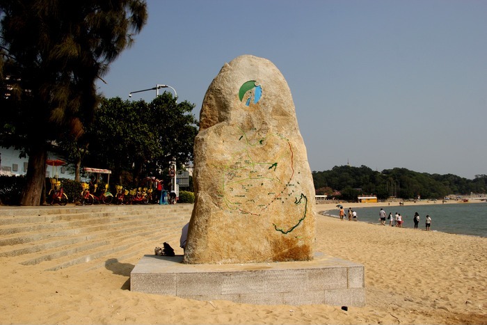 刻着地图的石头块