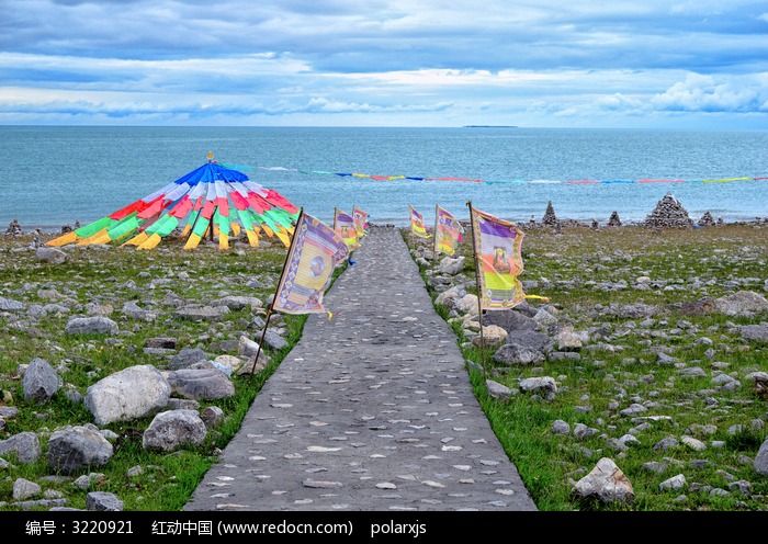 青海湖边的小路和经幡