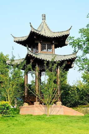 树荫下的五角亭