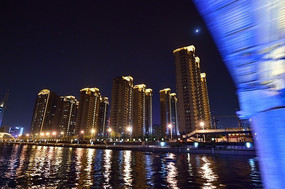 ���ӱߵĸ�¥����