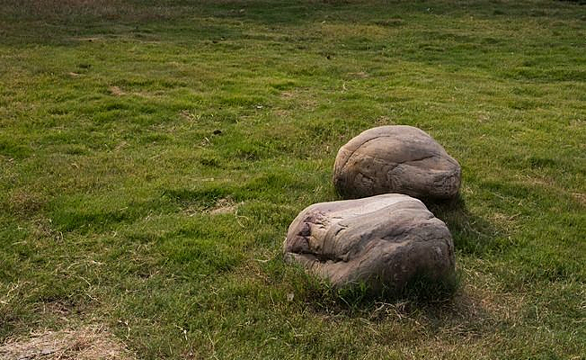 �ݵ��ϵ�ʯͷ