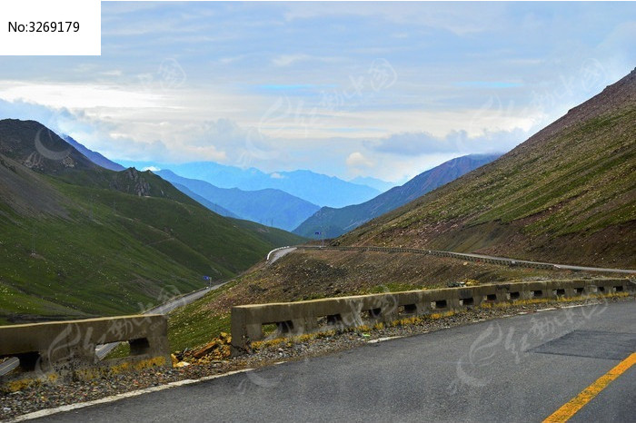 祁连山间蜿蜒的公路高清图片下载_红动中国