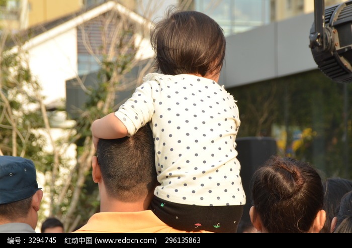 ���ڸ��ױ��Ͽ����ݵ�СŮ��ͼƬ