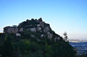 ���ѵ���ʯͷ