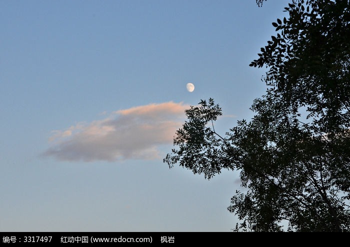 天上的云和月