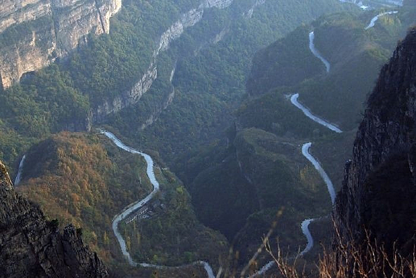 ɽ���ϵĹ�·