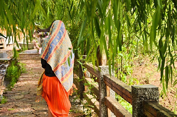 Ů����������С·