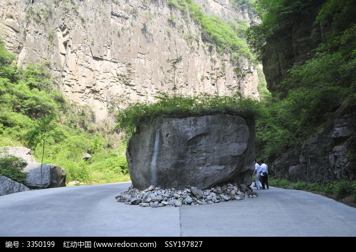 峡谷中的巨石挡路