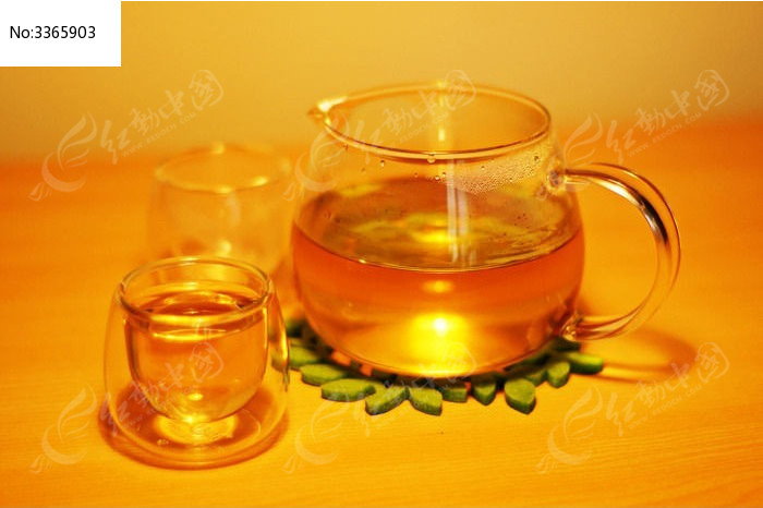一套泡了茶的茶具图片