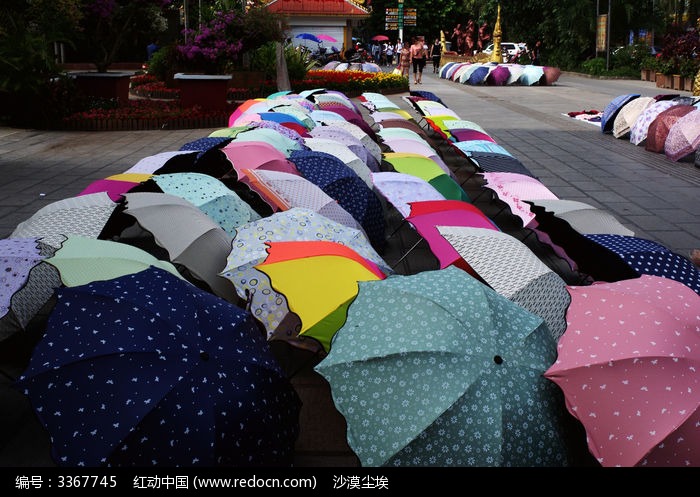 地摊上的花雨伞