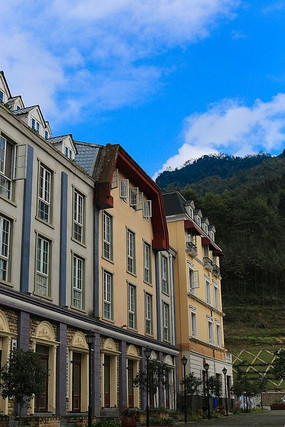 ɽ���µ�С��