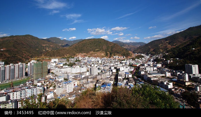 蓝天下云龙县城一隅